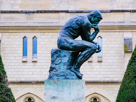 Não há dúvidas sobre o alto desenvolvimento da humanidade. Os avanços tecnológicos atuais foram possíveis graças à transmissão dos conhecimentos adquiridos pelas gerações anteriores às mais jovens. Estas, apropriando-se desses conceitos, puderam assimilá-los e superá-los, edificando novos conhecimentos