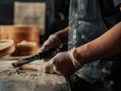 El buen cocinero no solo domina técnicas, sino que también sabe leer el tiempo histórico que se cuece junto a sus ollas