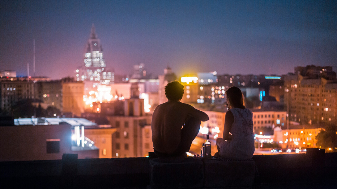 La ville s’embrase de lumière artificielle, mais ses ombres racontent les oubliés
