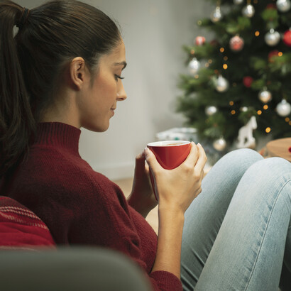 El mes se parece a un duelo prolongado, atravesado por villancicos, tránsito furioso y recuerdos que no piden permiso