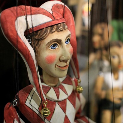 Le grandi opere annunciate somigliano a cattedrali nel deserto: imponenti sulla carta, vuote nella sostanza e piene di debiti per i cittadini