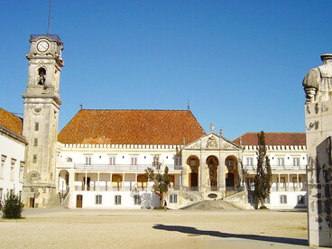 Y aunque resuena en mi corazón el verso “*no hay extensión más grande que mi herida*” de Miguel Hernández, el poeta del dolor causado por violencias asesinas y el sufrimiento de los inocentes, pretendo aquí hacer brillar un genio singular, cuya estela dejará un impacto que las cornadas brutales del racismo académico no podrán ocultar. 
 Universidade de Coimbra, Portugal