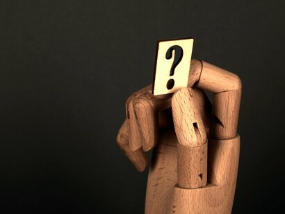 Talvez o grande desafio da nossa época não seja a falta de respostas, mas a escassez de boas perguntas.
E pergunta boa nasce do atrito, da frustração, da ausência de sentido momentânea. Nasce do silêncio desconfortável, do "não sei", do "preciso pensar"