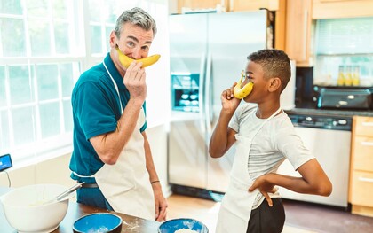 Pai e filho se divertem cozinhando. A construção de um vínculo emocional entre uma criança e um adulto que entra em sua vida já em curso pode ser um processo complexo. Não existe fórmula mágica, nem atalhos. Há quem se afeiçoe logo de cara, como se aquele encontro tivesse sido combinado pelas estrelas. Mas também há casos em que a relação leva tempo para amadurecer, exige paciência, respeito mútuo e, sobretudo, disposição para se adaptar ao novo