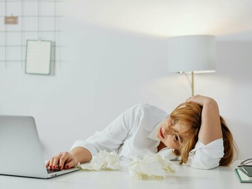 A frase me atravessou como um aviso. Quantas vezes silenciamos o corpo em nome da produtividade, da razão, do compromisso? Quantas vezes um sintoma "pequeno" é empurrado pra depois, até que o corpo finalmente grite o que a emoção já sussurrava há meses?