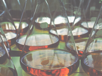 Dans le silence des fioles, la matière s’ordonne selon les lois de la chimie. Ici, le hasard s’expérimente, la nécessité s’observe, comme si, dans chaque goutte, l’univers rejouait son équilibre entre chaos et structure