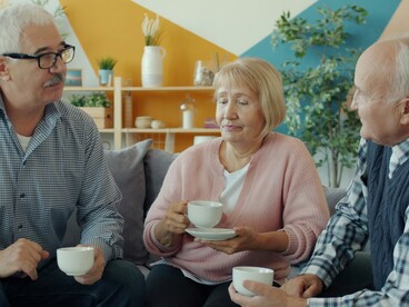 Promuove una vita più sostenibile attraverso scelte energetiche e organizzative condivise