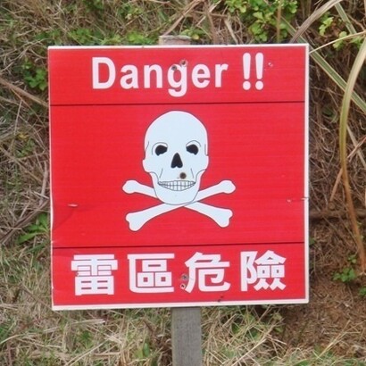 Le crisi ambientali brillano come ordigni pronti a detonare, ricordandoci che la terra non è infinita e nemmeno indulgente