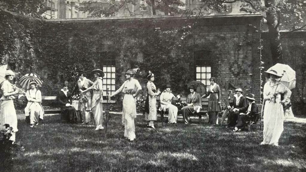 La stilista Lucy Christiana Sutherland, conosciuta come Lady Duff Gordon, e le sue modelle in un giardino