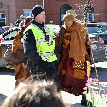 À travers la lenteur de leurs pas, la méditation et la présence corporelle, les moines transforment le mouvement en un acte politique et spirituel, capable de s'opposer à la logique de la guerre sans recourir à la force. Photo de G. Edward Johnson