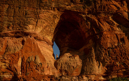 Pedra Furada na Estação Ecologica Serra Geral do Tocantins, foto de Marcelo Hayashida. Ao contrário do que muitos imaginam, o Tocantins não é apenas Jalapão. As Serras Gerais revelam um Tocantins ainda mais bruto, repleto de encantos naturais que misturam vida animal, montanhas, cânions, cachoeiras, cavernas e mirantes. Um território esculpido por milhões de anos de vento, chuva e silêncio — onde cada trilha leva a uma nova surpresa