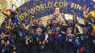 La France célébrant sa victoire de la Coupe du Monde de 2018 en Russie. Un geste de joie collective, un cri de victoire. La France se relève, forte de son histoire et prête à écrire un nouveau chapitre