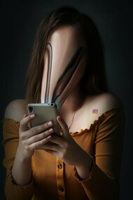 Vivemos na era da informação, um período em que o acesso ao conhecimento e à comunicação nunca foi tão fácil e rápido. Os smartphones, dispositivos que cabem na palma da nossa mão, tornaram-se extensões do nosso corpo e da nossa mente. Eles nos conectam ao mundo, oferecem respostas instantâneas e nos mantêm atualizados sobre tudo o que acontece ao nosso redor. No entanto, essa facilidade tem um preço: o excesso de informação está "engordando" o nosso cérebro, sobrecarregando-o de maneira sem precedentes