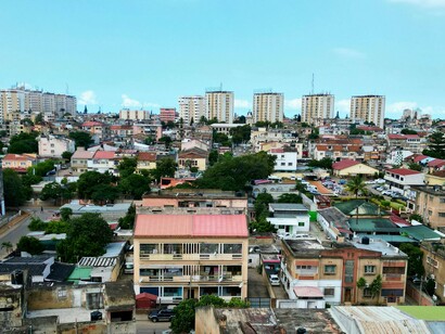 Maputo, Moçambique. No pós-independência os governos subsequentes não conseguiram controlar a taxa de natalidade e a imigração ilegal e as políticas públicas por eles desenvolvidas não saíram do papel. Todas as políticas públicas devem sempre assegurar que a taxa de natalidade e a imigração ilegal estejam controlados, pois, são os inimigos iminentes do Desenvolvimento