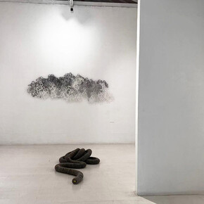 Varios artistas, Trazar el mundo. Acercar el firmamento, vista de exhibición. Cortesía de La Balsa Gallery