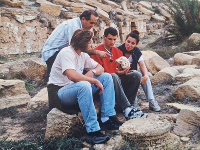 Il professore Francesco Mallegni in un momento di formazione durante gli scavi di Leptis Magna mentre mostra un teschio umano a un gruppo di studenti, foto di Valeria Caldelli