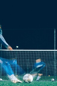 Tiro in porta durante una partita di calcio