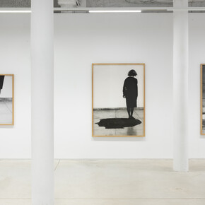 Helena Almeida, Sostener la línea con mis dedos, vista de exhibición. Cortesía de Prats Nogueras Blanchard