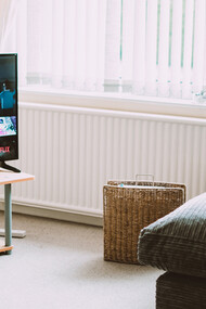 Sala de estar com televisão smart