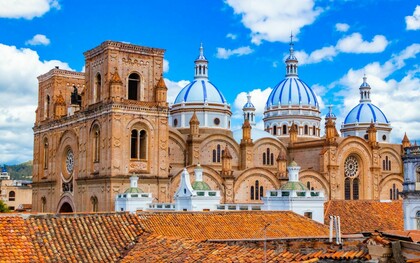 Las calles empedradas y los techos antiguos de Cuenca, Ecuador, crean una atmósfera que combina historia y encanto en cada rincón