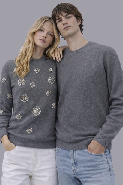 I due modelli indossano due capi dalla Bloom capsule Forget me not di Canessa