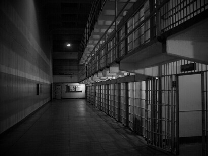 La pénombre des couloirs de détention illustre l’opacité du système judiciaire et l’incertitude entourant les procès politiques