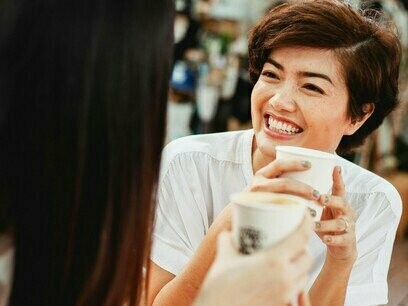 Amigas conversam tomando café. "A minha filha, em pequena, era terrível — disse a mesma, soprando o fumo do cigarro para o lado da rua. — Questionava tudo"



