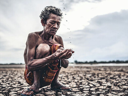 El desarrollo occidental, como instrumento de legitimación del modo de producción capitalista, es responsable de perpetuar el sistema que genera el mal desarrollo. Por lo tanto, es el contexto estructural y social del trabajo en desarrollo lo que le confiere un carácter ideológico