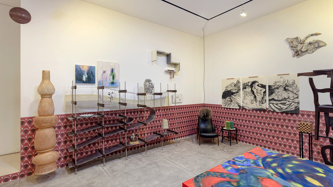 Vários artistas, Sala de jantar, vista da exposição. Cortesia da Galeria Marilia Razuk