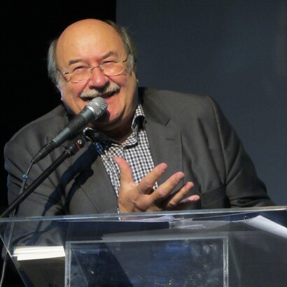 Lo scrittore cileno Antonio Skármeta all'inaugurazione della prima Fiera del Libro di Vitacura; Casas de Lo Matta, 22 aprile 2015, Cile