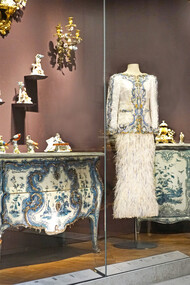 Em quase 9.000 metros quadrados, 65 silhuetas contemporâneas, acompanhadas por cerca de trinta acessórios, são exibidas em um diálogo histórico e poético inédito com as obras-primas do departamento, de Bizâncio ao Segundo Império. Concedidos pelas casas mais emblemáticas, das mais antigas às mais recentes, de Paris e de outros lugares... (Trecho do site da exposição). Coleção de Alta Costura Primavera/Verão 2019. 
Conjunto: jaqueta bordada por Lesage com motivo decorativo inspirado em uma cômoda do século XVIII do Museu do Louvre, saia bordada com penas de avestruz por Lemarié