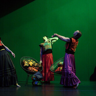 Sous les fleurs. Avec l'aimable autorisation du La Comédie de Clermont-Ferrand