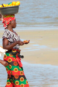 Mulheres moçambicanas. Moçambique, situado na costa sudeste da África, é uma nação que carrega consigo uma rica e diversificada herança cultural