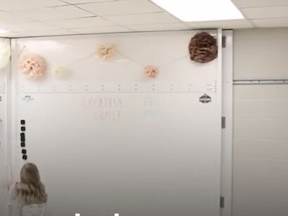 Una pared blindada que funciona como pizarra capaz de desplegarse rápidamente para formar una zona que protege a los niños en caso de un tiroteo.West Elementary School (Escuela Primaria) de Cullman, Alabama, EE.UU.