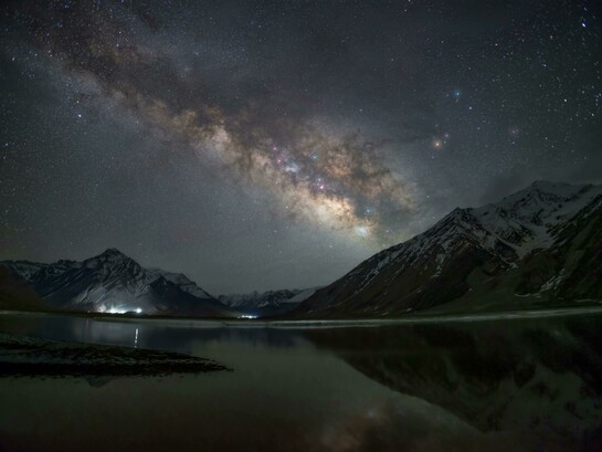 La montagna tace, il lago riflette, il cielo si apre come una galassia. La notte dilata lo spazio: sopra, l’infinito; sotto, un silenzio profondo