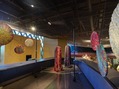 A traveling thread, exhibition view. Courtesy of Musée du Quai Branly