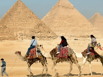 Na era do culto às desconexões afetivas e do amor líquido, Ísis sussurra aos ouvidos atentos: “recolhe o que esqueceste de ti. Torna o corpo templo, a dor sabedoria, o silêncio verbo. Porque o que foi quebrado ainda pode ser inteiro e o que é inteiro pode, enfim, amar”