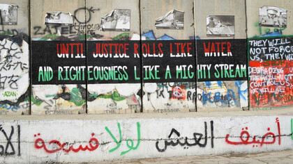 Dans la rue, les murs deviennent tribunaux populaires : colère, solidarité et appel à la justice s’écrivent à ciel ouvert, écho direct au “tonnerre de rage” et à la vague mondiale qui refuse de se taire