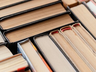 Le intelligenze artificiali generative non seguono regole grammaticali esplicite, ma apprendono pattern statistici che permettono loro di produrre testi coerenti