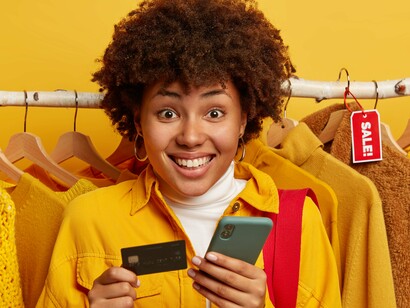 O consumo, nesse contexto, mistura-se à identidade, ao pertencimento e ao reconhecimento social, reforçando padrões de compra muitas vezes desvinculados de necessidades reais