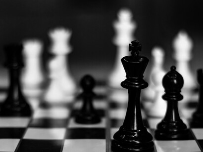 La estrategia estadounidense combina decisiones unilaterales, presión económica y despliegues militares para preservar su hegemonía frente al avance de China y Rusia