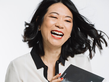 Un éclat de rire qui perce malgré le tumulte intérieur, comme un rappel que la joie subsiste même lorsque le cœur vacille.  
Photo par Aura Constantin