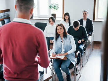 Al enfrentarme a las miradas jóvenes que esperaban respuestas, descubrí que las camisas no sirven para nada en un aula