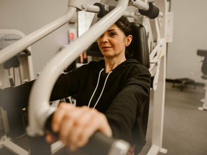 Cientistas mostram que a musculação é a arma mais poderosa para prevenir um problema chamado sarcopenia — a perda de massa e força muscular que atinge a maioria dos idosos e que pode limitar até mesmo atividades simples do dia a dia, como levantar da cadeira, carregar compras ou subir escadas