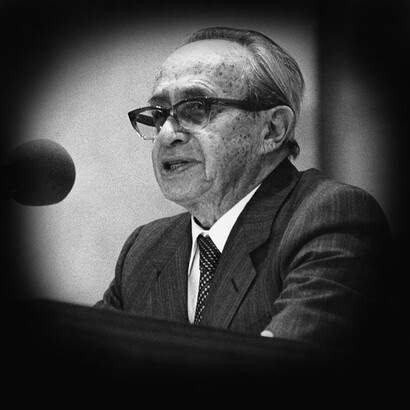 Hans Jonas (1903-1993), Philosoph, während einer Lesung an der Universität St. Gallen im Jahr 1983