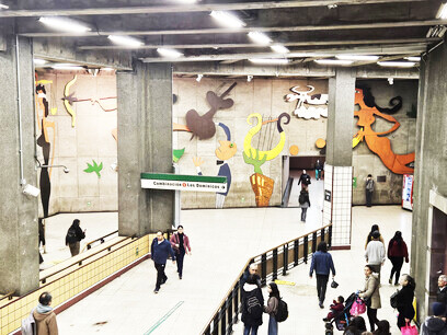Desde luego estuve, pasé por Santiago, que me dejó la impresión de... 
Mural 'Declaración de Amor' de Samy Benmayor en estación Baquedano, Santiago, Chile