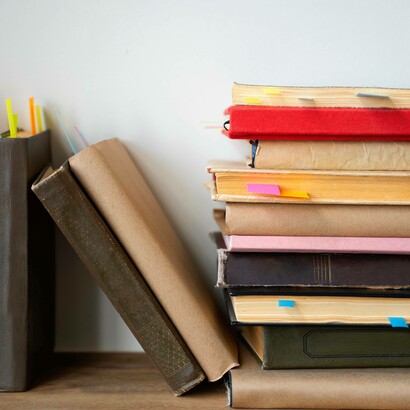 Libri su uno scaffale: "Una società che legge poco è una società più fragile, più confusa, più esposta alla semplificazione"