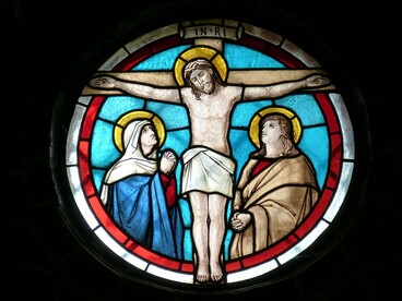 Vitral de igreja. Quando uma eleição não chega ao número de votos que um cardeal precisa para se tornar papa (2/3 dos votos), o anúncio de que o papa ainda não foi escolhido se dá por uma fumaça preta, que sai na chaminé da capela sistina. Quando um novo papa foi escolhido, a fumaça será da cor branca