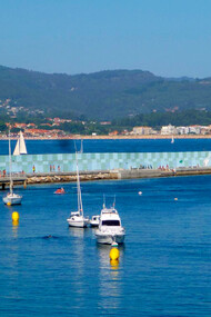 Baiona, Espanha. Praia da ribeira, com muitos barcos espalhados, bandeiras de todos os países, incluindo Portugal e Brasil, já estava em casa