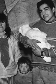 La vida en los campamentos revela una precariedad que ya no es circunstancial sino estructural, donde miles de familias chilenas sobreviven en territorios que el Estado observa desde lejos y administra apenas como cifras